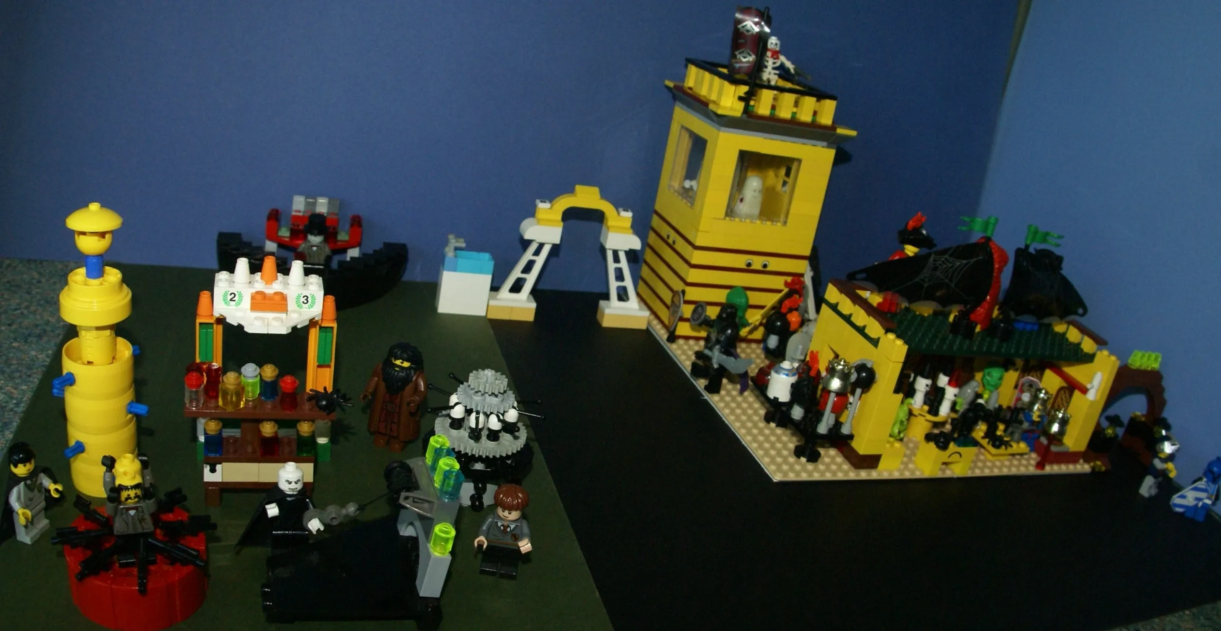 CUSTOM LEGO KIT HALLOWEEN SET: HAUNTED GHOST TOWER, WITCH SHOP, PLAYGROUND, RIDES (1130 pcs). 35 RARE RETIRED MINIFIGURES, 8 ANIMALS: WITCH, GLOW-IN-THE-DARK GHOSTS, HARRY POTTER TEAM, SOLDIERS, SKELETONS, MONSTERS, KNIGHTS ETC...(KIT 14)