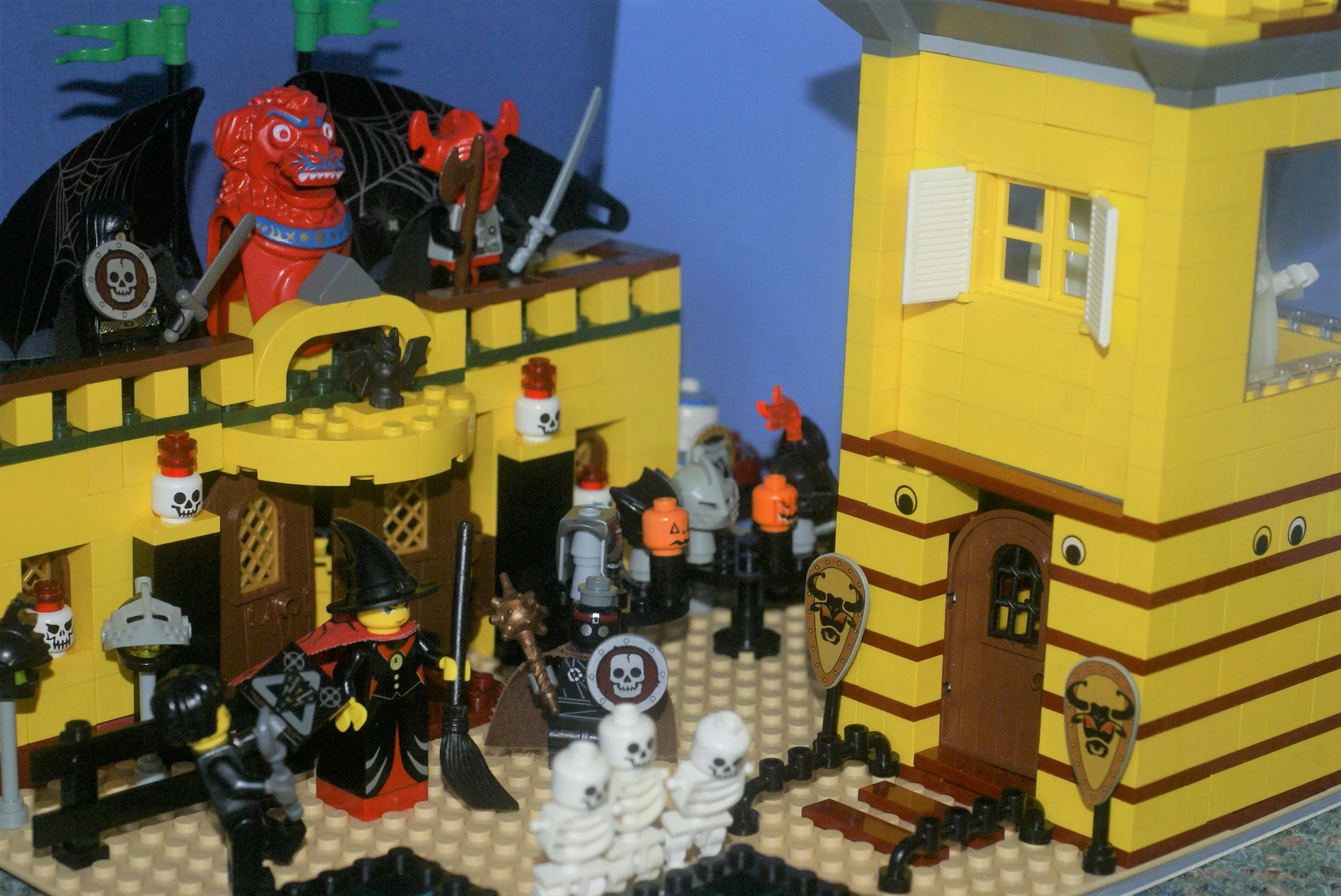 CUSTOM LEGO KIT HALLOWEEN SET: HAUNTED GHOST TOWER, WITCH SHOP, PLAYGROUND, RIDES (1130 pcs). 35 RARE RETIRED MINIFIGURES, 8 ANIMALS: WITCH, GLOW-IN-THE-DARK GHOSTS, HARRY POTTER TEAM, SOLDIERS, SKELETONS, MONSTERS, KNIGHTS ETC...(KIT 14)