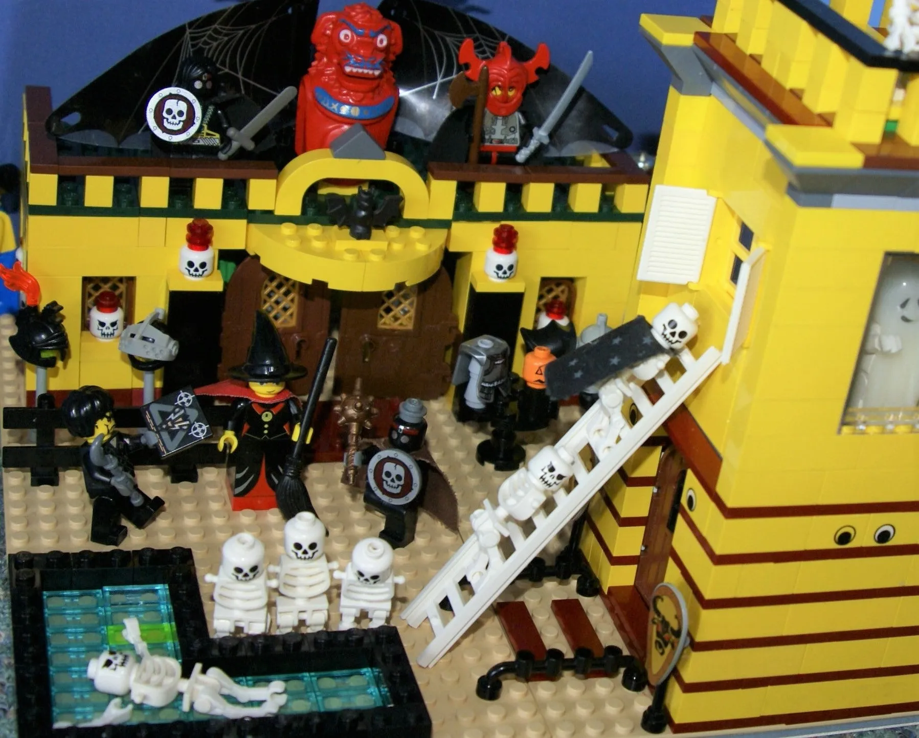 CUSTOM LEGO KIT HALLOWEEN SET: HAUNTED GHOST TOWER, WITCH SHOP, PLAYGROUND, RIDES (1130 pcs). 35 RARE RETIRED MINIFIGURES, 8 ANIMALS: WITCH, GLOW-IN-THE-DARK GHOSTS, HARRY POTTER TEAM, SOLDIERS, SKELETONS, MONSTERS, KNIGHTS ETC...(KIT 14)