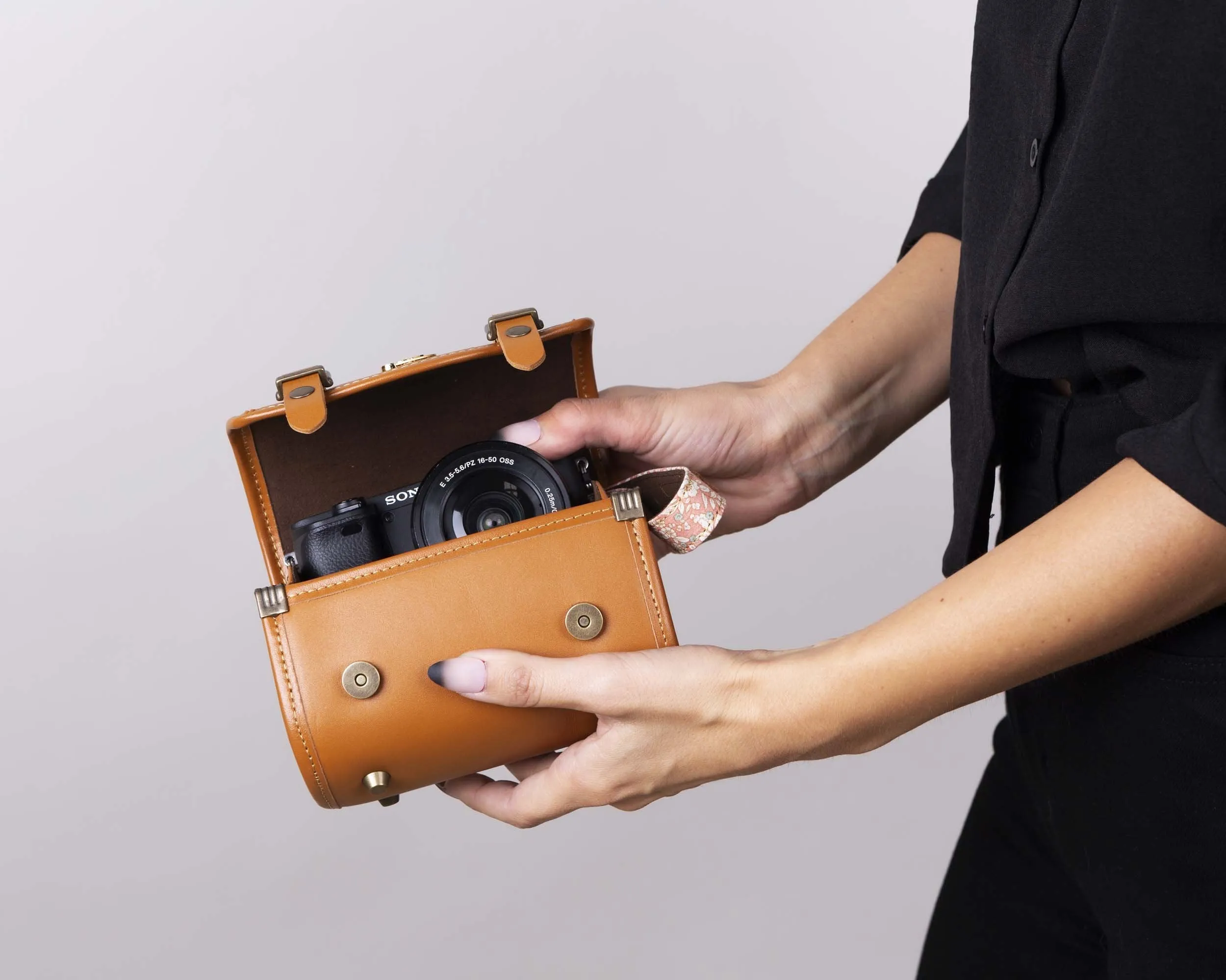 Tan Brown Melten Classic Mirrorless Leather Camera Case - Harper